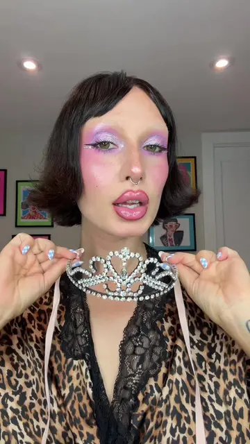 Just stepped out of a fairytale👸🏻🎀👑✨💝 #maximaliststyle #tiara #princessoutf