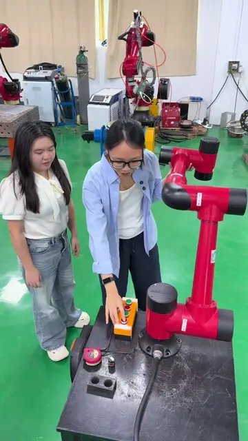 Cobot #industrial #automation #manufacturing #robotic #sixaxis