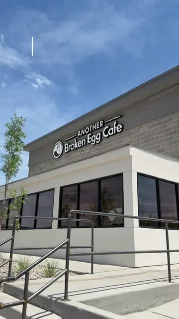 We tried Another Broken Egg’s new Eastside location and it was yummy 🍳😋 📍1345