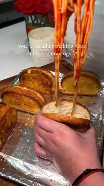 Garlic Bread>>>Taco Shell 🤭 #spaghettitacos #nostalgicfoods #icarly #DinnerIdea
