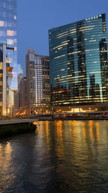 📍 Chicago River Architectural Tour in the evenings has the best skyline views #