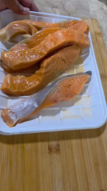 Salmon Capers Dill Pasta  1kg salmon loin  1 bulb sliced garlic 3 tbsp chopped d