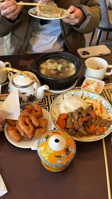 this is what mongolian food actually looks like… in melbourne at least. Not sure