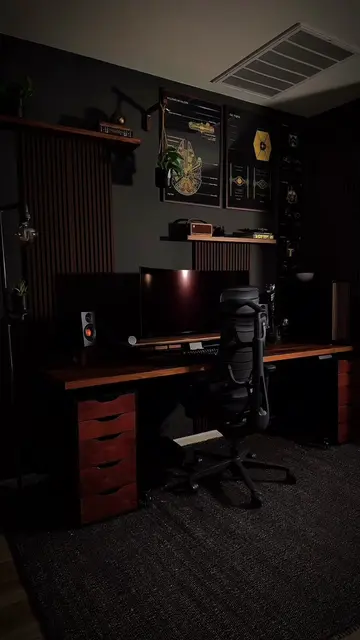 is all about the lighting 💡🥃🖤🧡 ✔️save, share, follow for more desk inspo.  #