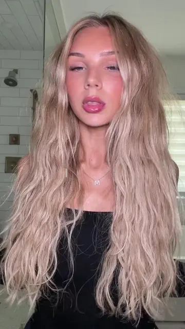 quick little hair refresh for glass hair 🤩 @Olaplex 7 shine serum oil mist #ola