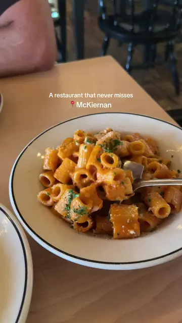 Make sure to get the spicy rigatoni, country salad and brussel sprouts!! 😍🌶️🍝