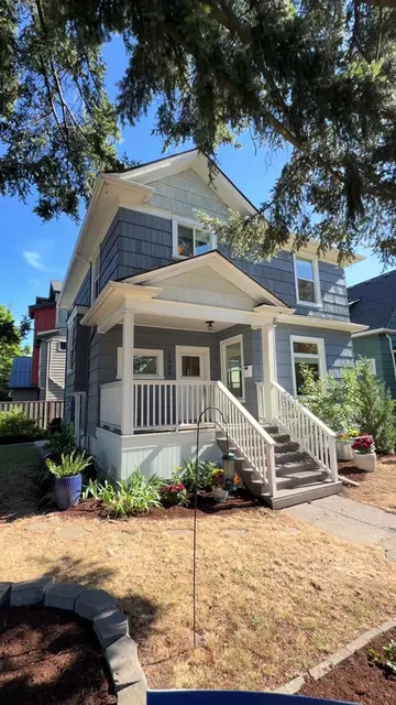I absolutely love the traditional layout of the very Portland home 🏠    If you’
