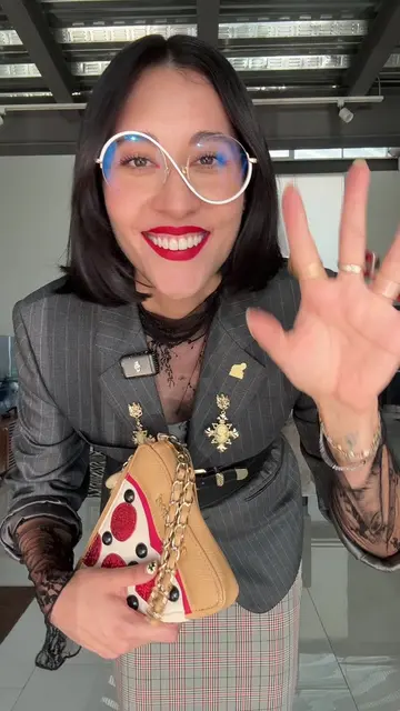 Outfit con una bolsa en forma de pizza 🍕 (me la regaló una tía cuando tenía 16 