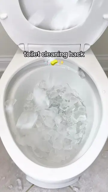 #bathroom #cleaninghacks #CleanHome #toiletcleaning #LearnOnTikTok 
