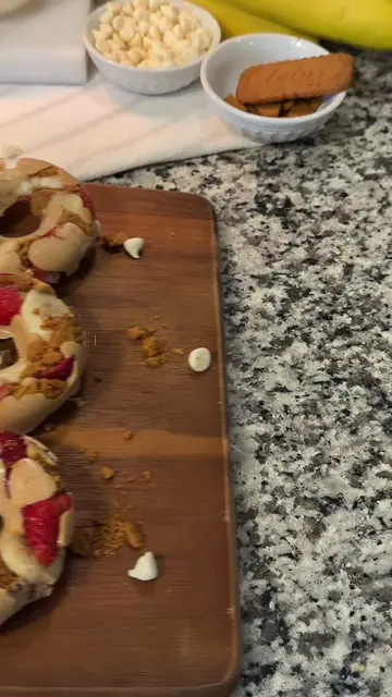 No- bake summer donut ep. 5! 🍪🍓🍌 A few simple ingredients + a few minutes of 