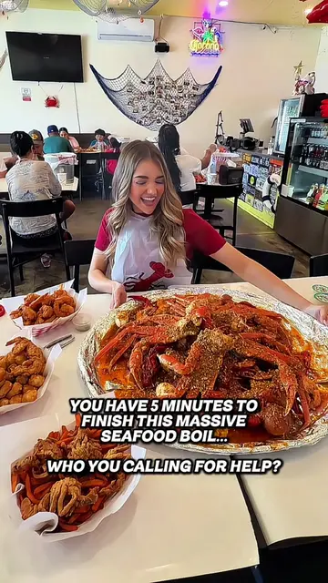 1 LOBSTER TAIL, 5 CLUSTERS OF SNOW CRAB, 2LBS OF YOUR CHOICE OF SHRIMP, CLAMS, M