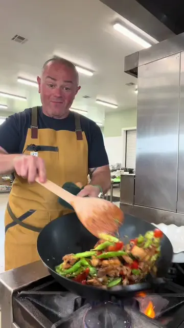 Do you stir fry?😁 Sauce: 4 garlic cloves, minced 3-4 tbsp soy sauce 2-3 tbsp vi
