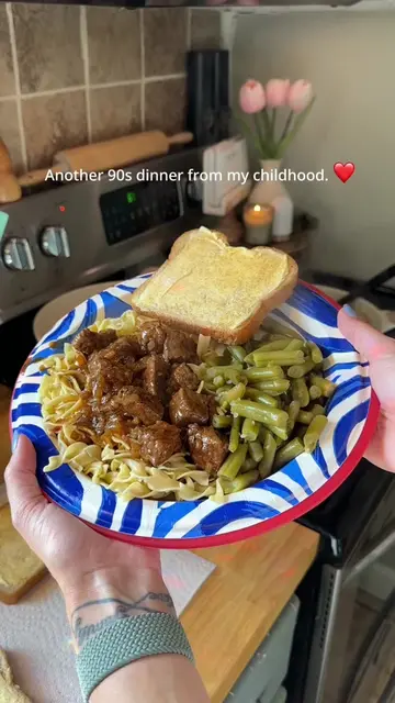 Beef tips & noodles with green beans and buttered bread. 🥹 This was one of thos