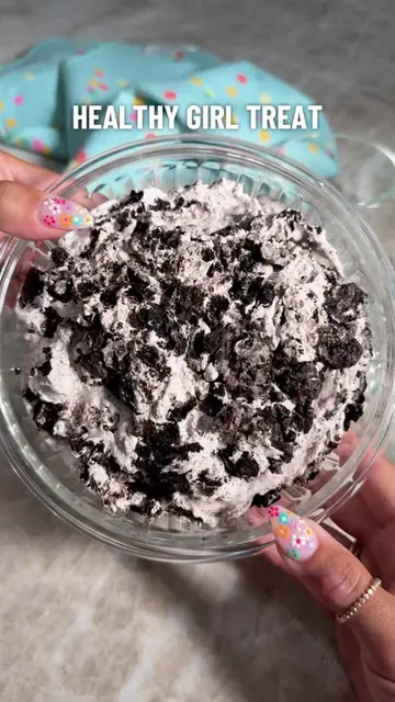 Lower cal, higher protein Oreo fluff cups 😋 perfect treat for your sweet tooth 