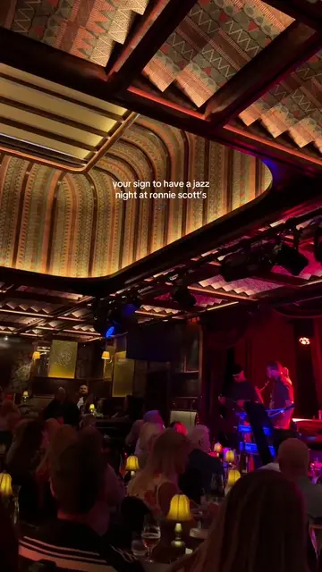 A Friday evening at the iconic Ronnie Scott’s in soho for live jazz 🎶🎷 This wa