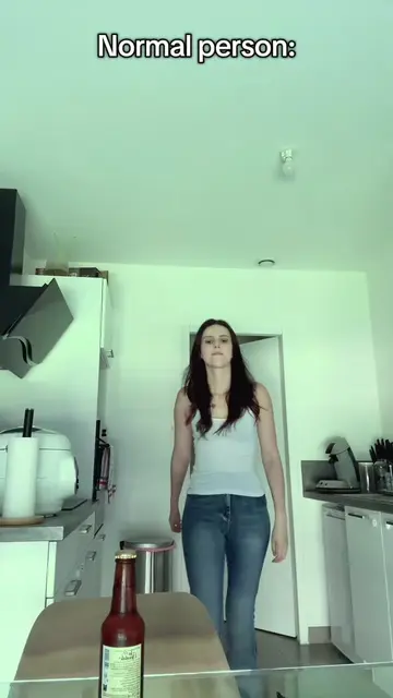 Bella qui tente d’ouvrir une bière à Charlie: #twilight #humor #bellaswan #bella
