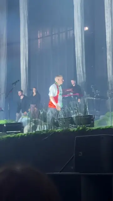 @Dermot Kennedy brings out the cranberries!!! @The Cranberries WHAT!!!! #thecran