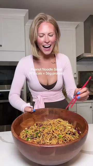 Peanut Noodle Salad (415 cals + 36g protein)🥜 This recipe makes 8 (≈1.25cup) se