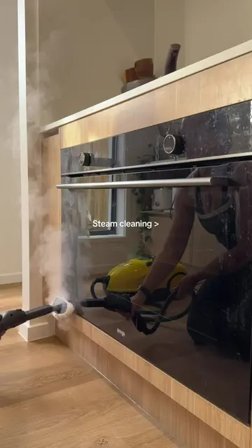 Loveee steam cleaning.. so satisfying watching the grease & grime melt off 🙌🏽�