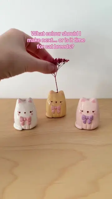 Another colour has joined the bow cat mini vase family! 🐱🎀I honestly think I'm