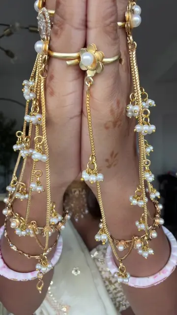 it’s reception day!! 💛 #lehenga #ivory #sindoor #goldjewelry #smokeyeye @Lashka