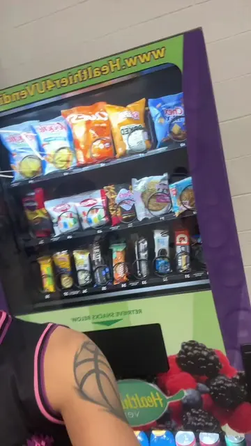 I get excited over dumb shizz huh #loripiestewagames  #Gatorade #VendingMachine 