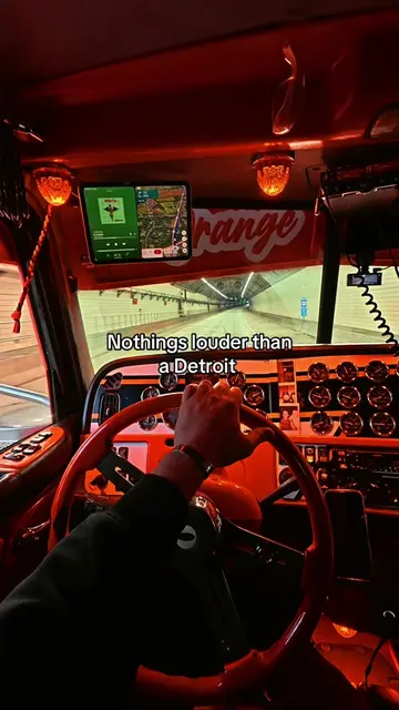 Holler at me if I’m wrong 🤷🏽 #orangecrush #peterbilt389 #jakebrakes #trucksoft