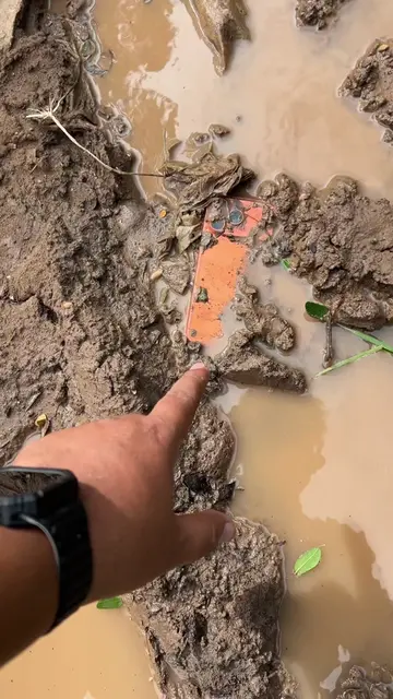 Cleaning iPhone 17 Pro Max from the mud #iphone17promax #iphone17 #viral #tiktok