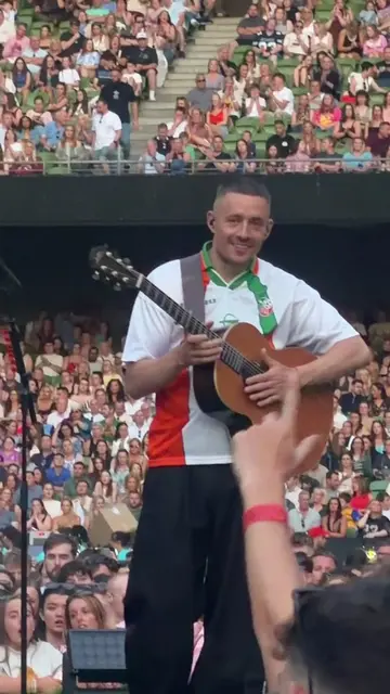 @Dermot Kennedy @Dermot Kennedy HQ I can’t stop laughing at this…Dermot they are