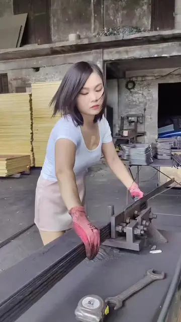 Compact size, powerful performance. This small CNC rebar stirrup bending machine
