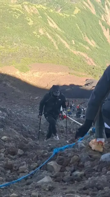 adakah disini korbannya tali webing putus di mt slamet via guci tanggal 12 kemar