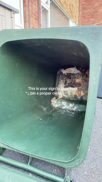 Hot weather = smelly bins and flies… absolutely not! 🪰🤢 This is your reminder 