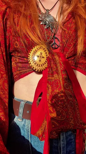 my sleeve being stuck in my belt is REALLY annoying me please ignore it x  #70ss
