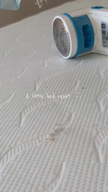 A little bed reset. 🫧 Er zaten allemaal pluisjes op mijn matras en die voelde i