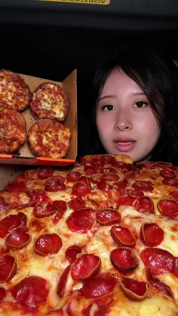 first time eating Little Caesars @Little Caesars #littlecaesars #pizza #crunchy 