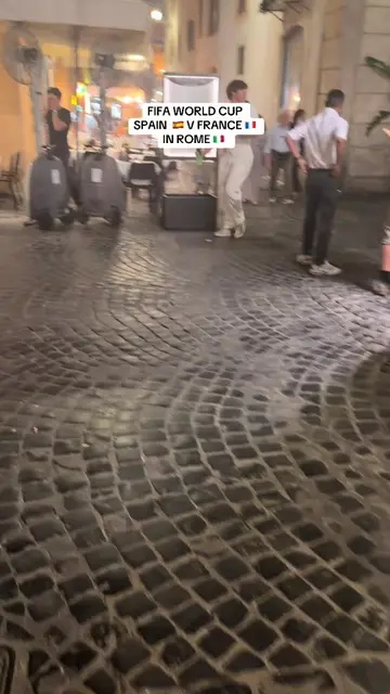 Watching France 🇫🇷 vs Spain 🇪🇸 in the heart of Rome and Spain have just foun