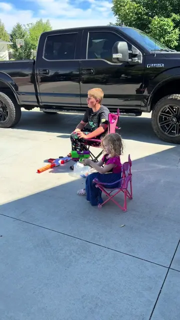 Honestly though, that six year age gap is so so sweet. #littlesisters #siblingag