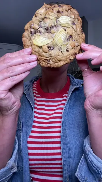 You like a crispy yet slightly chewy chocolate chip cookie? If so, you need to t