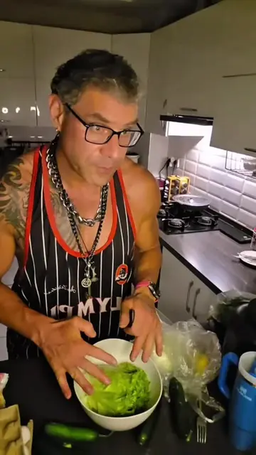 🥗 Midenizi kaloriyle değil, hacimle doldurun! Bir kova dolusu yeşillik midenizd
