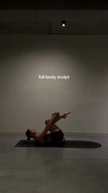 Workout of the day 🧚‍♂️ I LOVED this one, using a dumbnell, pilates ball and bl