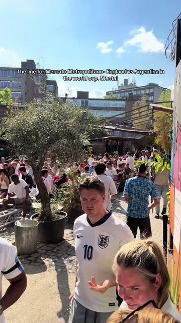@Mercato in Elephant & Castle line stretches all the way up the street for the w