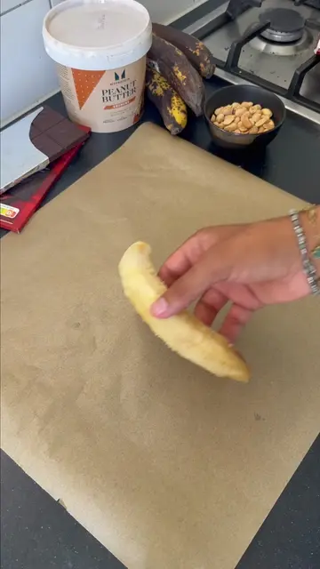 Peanut Butter Chocolate Banana Bark 🍌🥜🍫 Als je 3 rijpe bananen platdrukt tuss