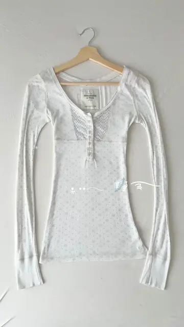 i can’t believe i found her so cheap!! ngl this henley is living in my top 3 hen