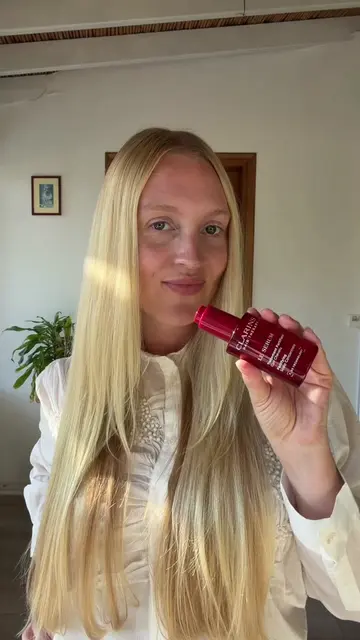 A looooongg clap for hair longevity with @noomi ♾️ #Clarins #ScalpCare #HairTher