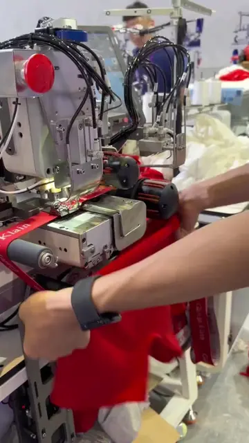 Automatic waistband fitting machine #Automaticbuttonmachine#одеждаfabрика #автом