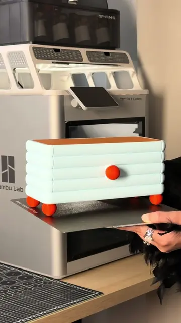 Say hello to the chunky puffy organizer ☁️ I designed two different front lids: 
