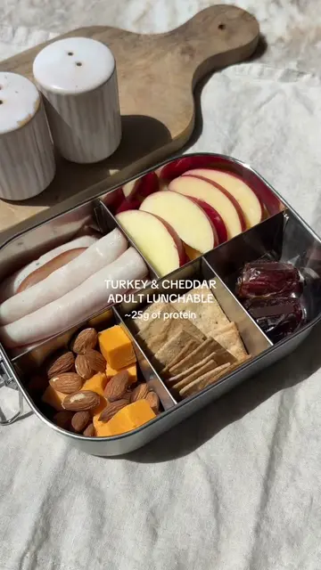 Nothing better than adult lunchables 🍎🧀 Ingredients: - 2oz deli turkey - 1oz c