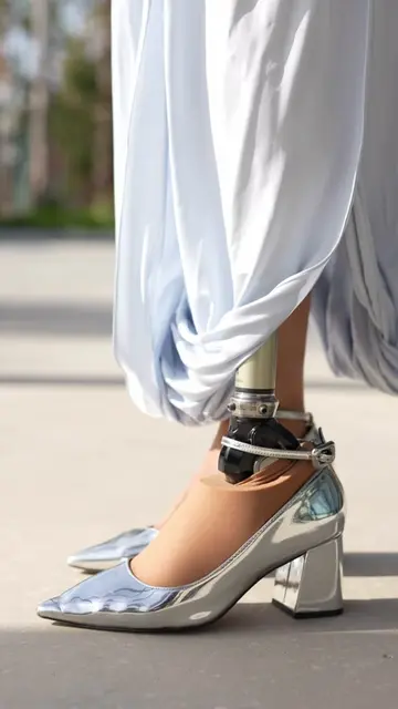 We love technology 🩶✨ 👠  #bionicwoman #bionic #robotic #taleoadjust #ottobock 