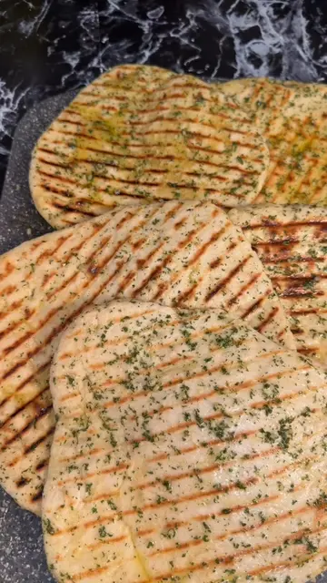 Cheesy garlic naan ✨ #fypシ #fypシ゚viral #cookingtiktok 