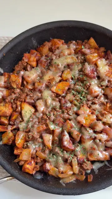 Sloppy Joe style loaded potatoes 🥔  This makes the perfect weeknight dinner or 